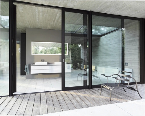 Kúpeľňa s umývadlom, zrkadlom a posuvnými dverami na terasu s posedením