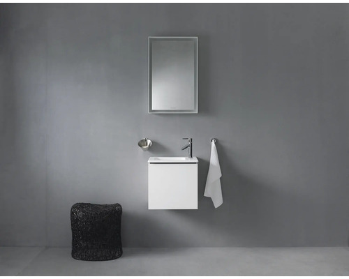 Moderná kúpeľňa s umývadlovou skrinkou, zrkadlom, miskou na mydlo, držiakom na uteráky a stoličkou