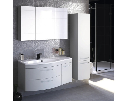 Moderná kúpeľňa s umývadlom, zrkadlovou skrinkou, vysokou skrinkou a sprchou