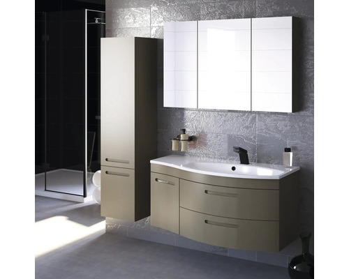 Kúpeľňa s umývadlovou skrinkou, zrkadlovou skrinkou a vysokou skrinkou