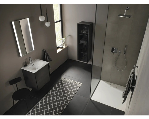 Moderná kúpeľňa so sprchou, umývadlom, zrkadlom a uterákom