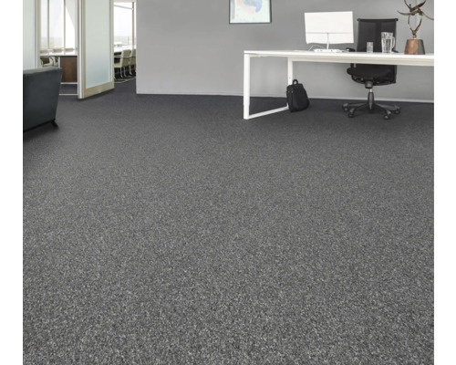 Kancelársky priestor so šedým kobercom.
