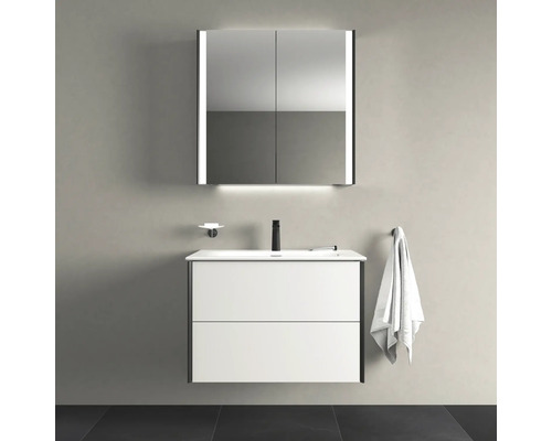 Moderná kúpeľňa s umývadlom, zrkadlová skrinka s osvetlením, armatúrou a uterákom