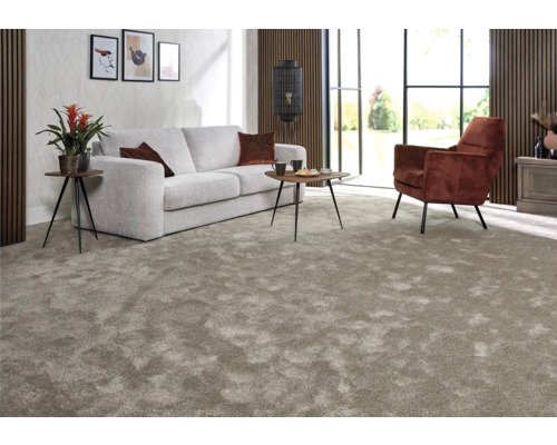 Obývacia izba s kobercom, pohovkou a kreslom