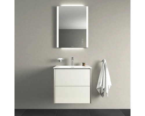 Moderná kúpeľňa s umývadlovou skrinkou, zrkadlom s osvetlením a držiakom na uteráky