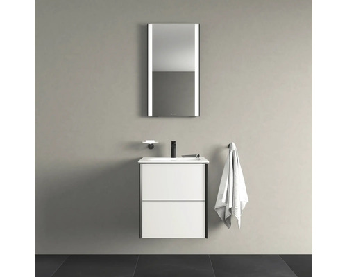 Kúpeľňa s umývadlovou skrinkou, zrkadlom a uterákom