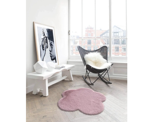 Obývacia izba s kreslom, lavicou, kobercom a dekoráciou