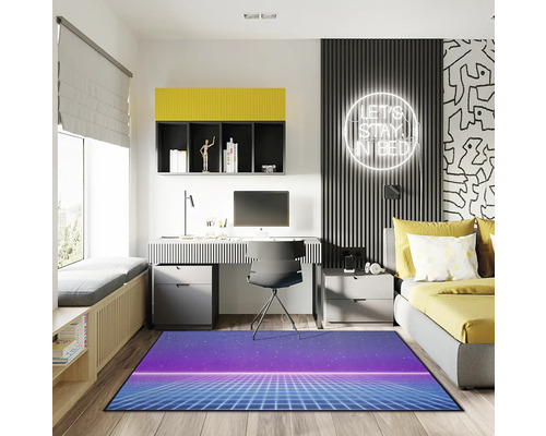 Moderná študentská izba so stolom, posteľou a fialovým kobercom s mriežkovým vzorom