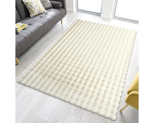 Koberec s vysokým vlasom v obývacej izbe s pohovkou