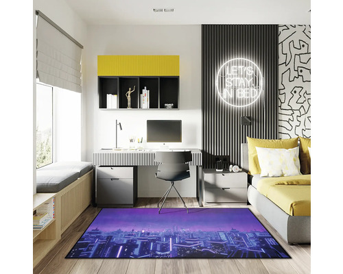 Interiérová snímka izby so stolom, posteľou a kobercom s výhľadom na mesto