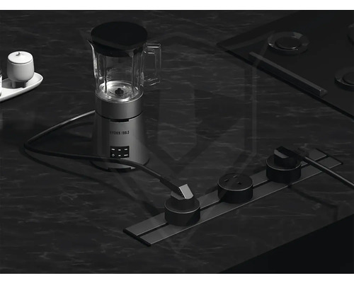 Scéna kuchynskej dosky s mixérom a napájacou lištou.