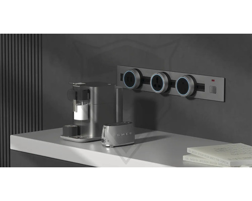 Kuchyňa s kávovarom, hriankovačom a zásuvkovou lištou