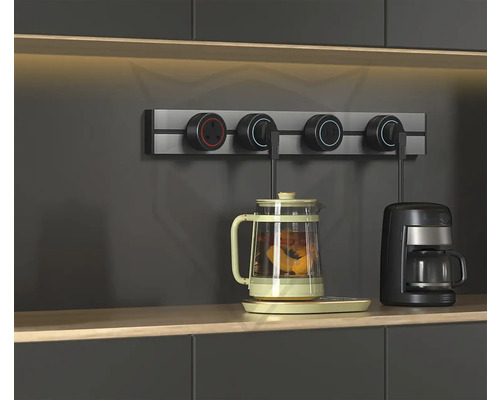 Nástenná zásuvková lišta s kanvicou na čaj a kávovarom v modernej kuchyni