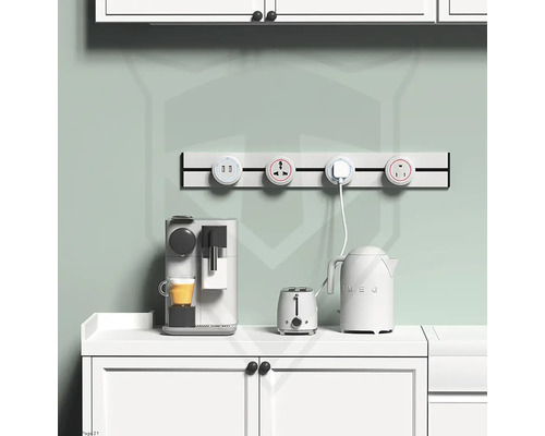 Kuchynská scéna s predlžovacou zásuvkou, kávovarom, hriankovačom a rýchlovarnou kanvicou na bielej pracovnej doske