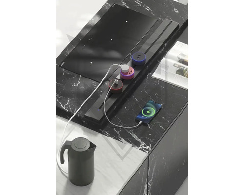 Kuchynská scéna s indukčnou varnou doskou, napájacou lištou, varnou kanvicou a smartfónom na kuchynskej linke