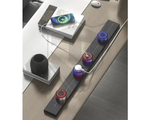 Predlžovací kábel s USB portami na stole s elektronickými zariadeniami