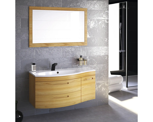 Kúpeľňa s umývadlovou skrinkou, zrkadlom a sprchou