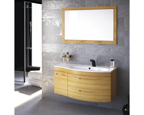 Moderná kúpeľňa s umývadlovou skrinkou, zrkadlom a sprchou