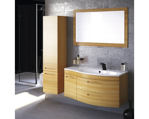 Moderná kúpeľňa s umývadlovou skrinkou, zrkadlovou skrinkou a sprchovacím kútom