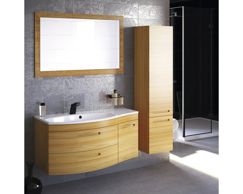 Kúpeľňa s umývadlovou skrinkou, zrkadlovou skrinkou a vysokou skrinkou