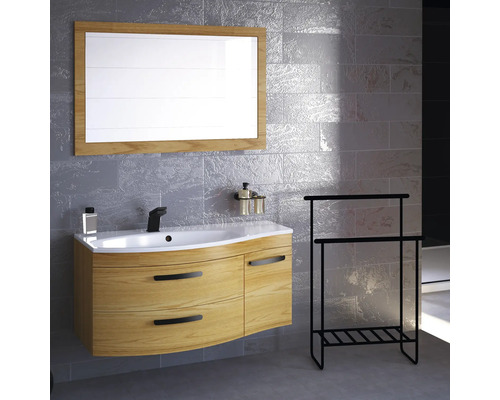 Kúpeľňa s umývadlovou skrinkou, zrkadlom a vešiakom na uteráky