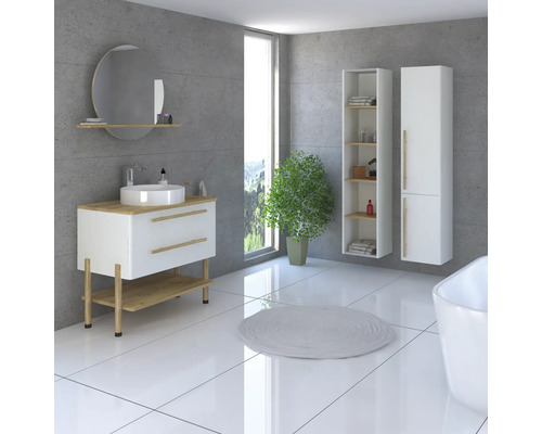 Svetlá kúpeľňa s umývadlom, zrkadlom, kúpeľňovou skrinkou a vaňou