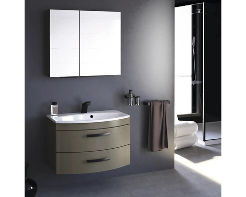 Kúpeľňa s umývadlovou skrinkou, umývadlom, zrkadlovou skrinkou a sprchou