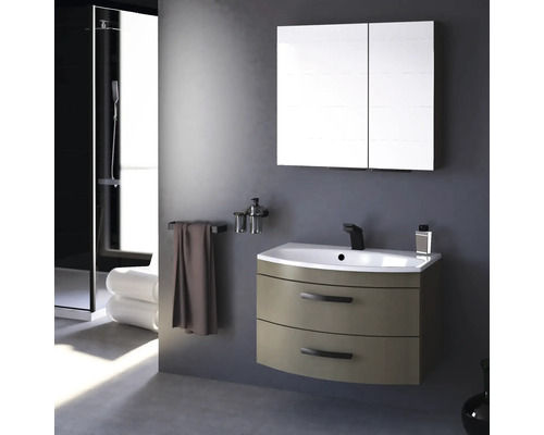 Moderná kúpeľňa s umývadlom, zrkadlovou skrinkou, držiakom na uteráky a sprchou