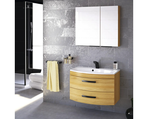 Moderná kúpeľňa s umývadlom, zrkadlovou skrinkou a sprchou