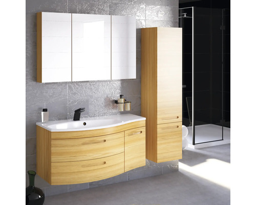 Moderná kúpeľňa s umývadlom, zrkadlovou skrinkou a vysokou skriňou