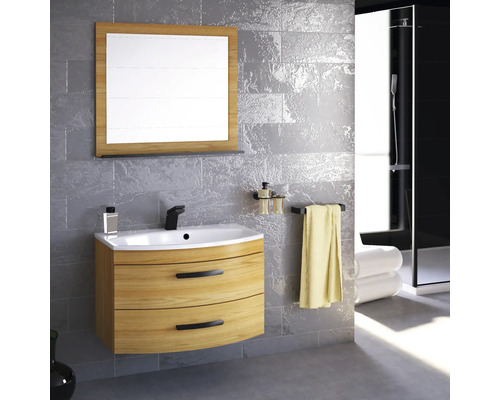 Moderná kúpeľňa s umývadlovou skrinkou, zrkadlom a sprchou