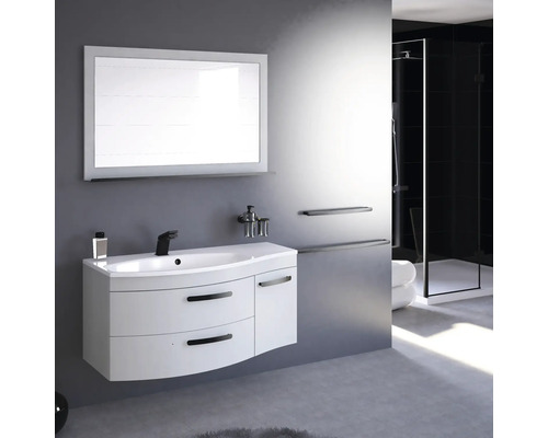 Kúpeľňa s umývadlovou skrinkou, zrkadlom, batériou a sprchou