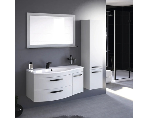 Kúpeľňa s umývadlovou skrinkou, zrkadlovou skrinkou, vysokou skrinkou a sprchou