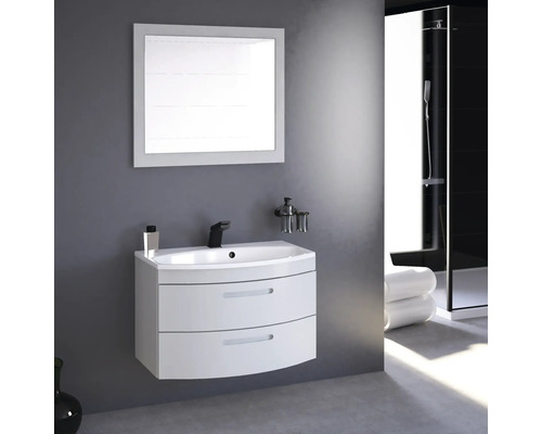 Moderná kúpeľňa s umývadlovou skrinkou, zrkadlom a sprchou