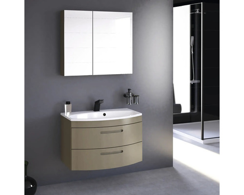 Kúpeľňa s umývadlovou skrinkou, umývadlom, zrkadlovou skrinkou a sprchou