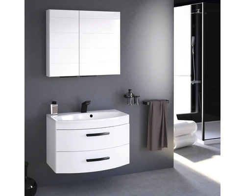 Moderná kúpeľňa s bielym umývadlom, zrkadlovou skrinkou a čiernou armatúrou pred sivou stenou.