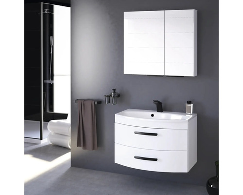 Moderná kúpeľňa s bielym umývadlom, zrkadlovou skrinkou a sprchou