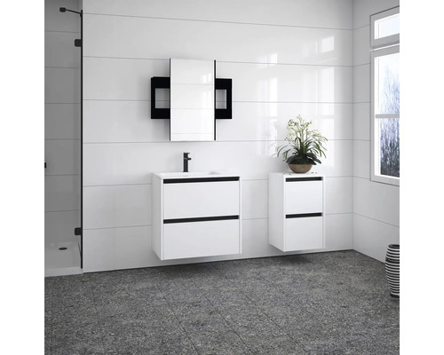 Kúpeľňa s bielou skrinkou pod umývadlo, zrkadlovou skrinkou a vysokou skrinkou