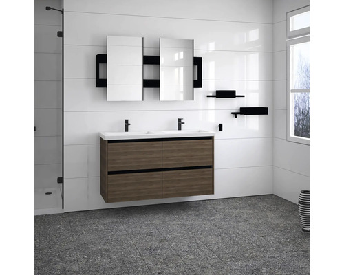 Moderná kúpeľňa s umývadlovou skrinkou, dvojitým umývadlom a zrkadlovou skrinkou