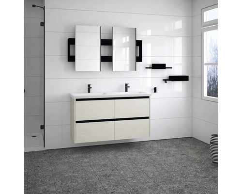 Kúpeľňa s dvojitým umývadlom, zrkadlovou skrinkou a policami