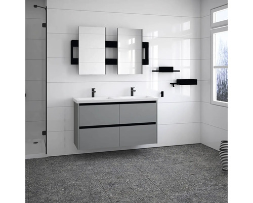 Moderná kúpeľňa s umývadlom, zrkadlom, policami a sprchou