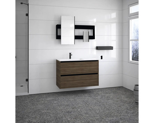 Kúpeľňa s umývadlovou skrinkou, zrkadlom, policou a sprchou