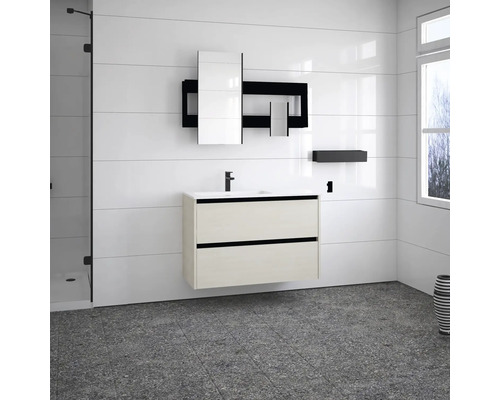 Kúpeľňa s umývadlovou skrinkou, zrkadlovou skrinkou a policou