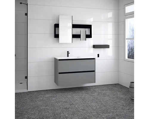 Moderná kúpeľňa s umývadlovou skrinkou, zrkadlovou skrinkou a oknom