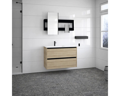 Moderná kúpeľňa s umývadlovou skrinkou, zrkadlovou skrinkou a policou