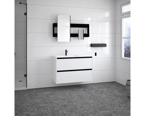 Kúpeľňa s umývadlovou skrinkou, zrkadlovou skrinkou a policou