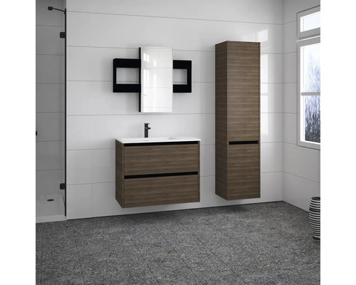 Kúpeľňa s umývadlovou skrinkou, zrkadlovou skrinkou a vysokou skriňou