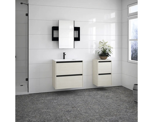 Kúpeľňa s umývadlovou skrinkou, zrkadlovou skrinkou a vysokou skrinkou