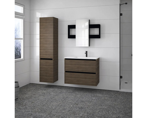 Kúpeľňa s umývadlovou skrinkou, zrkadlovou skrinkou a vysokou skrinkou vo vzhľade dreva