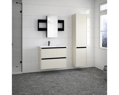 Kúpeľňa s umývadlovou skrinkou, zrkadlovou skrinkou a vysokou skrinkou